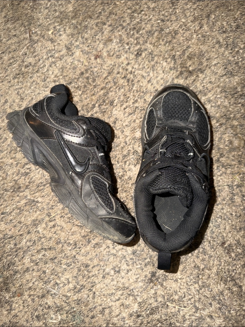 Nike vomero 5 All-Black Trainers with Mesh and Leather Panels